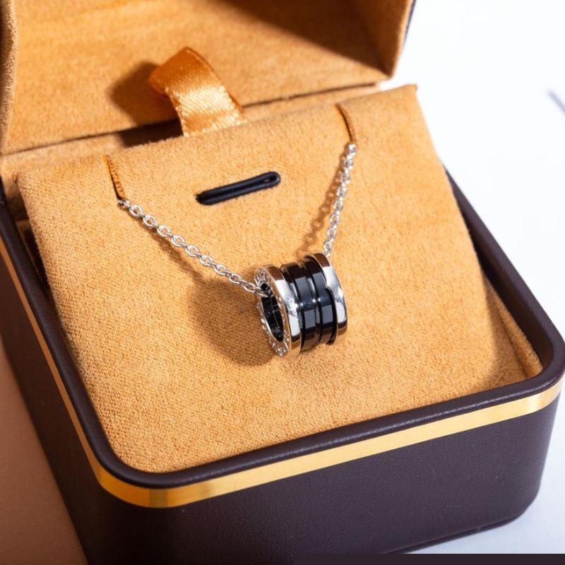 Bo*te*ga venenta necklaces